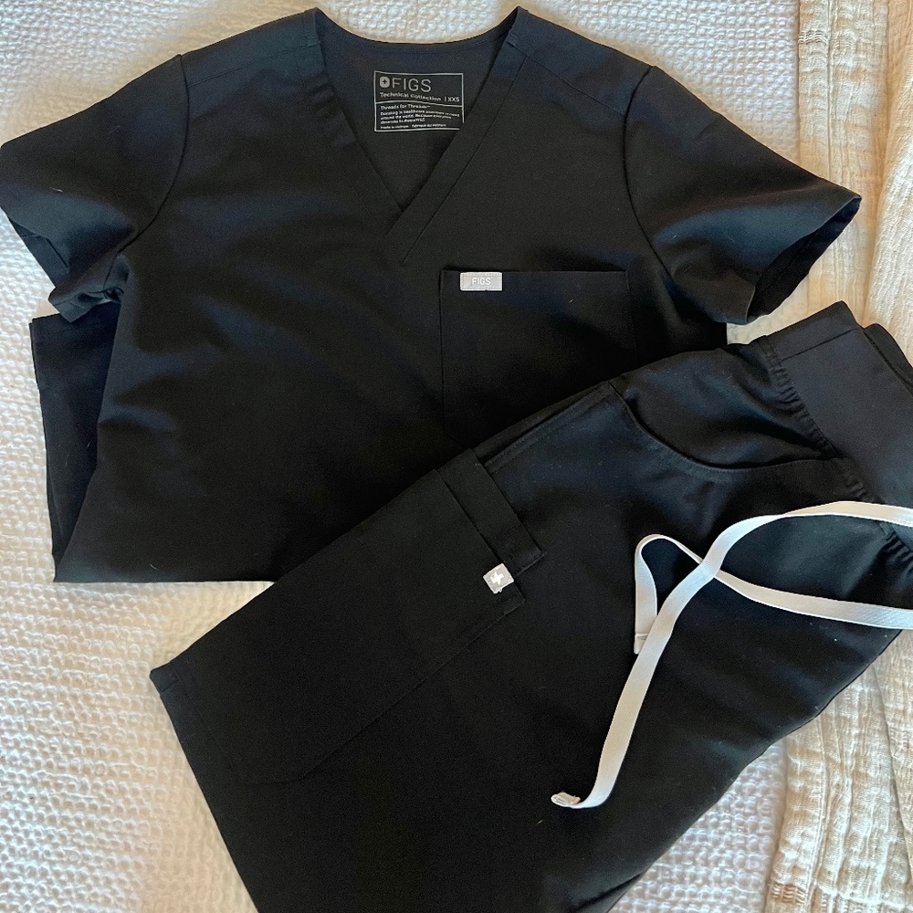 FIGS Catarina One Pocket Scrub Top XXS & Kade High Waisted Cargo Pants XS Petite